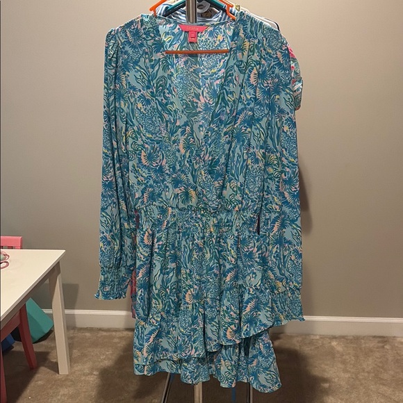 Lilly Pulitzer Dresses & Skirts - Blue Tropical Print V-Neck Ruffle Dress